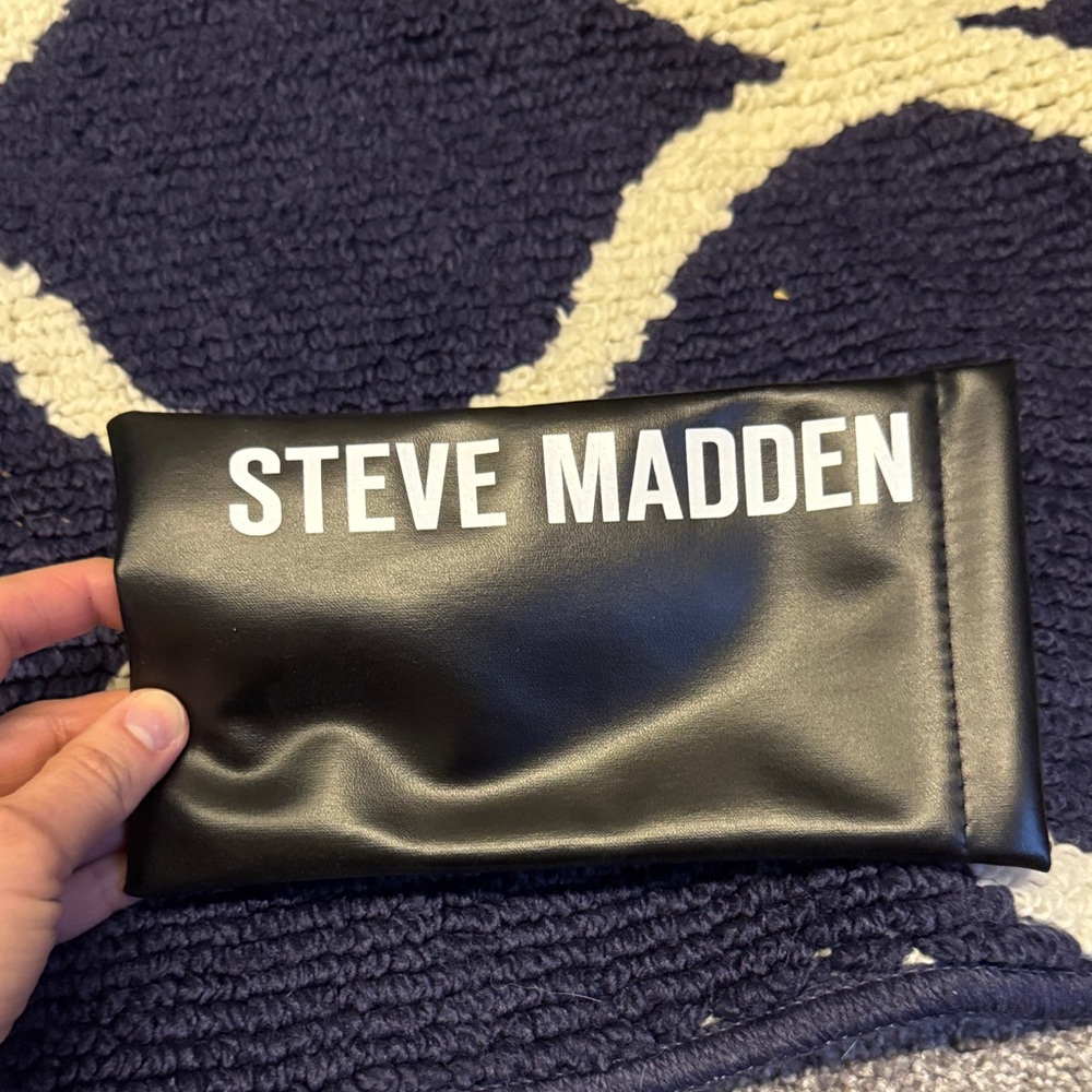 Steve Madden Black and Gold Sunglasses - 90s/y2k - Picture 6 of 8